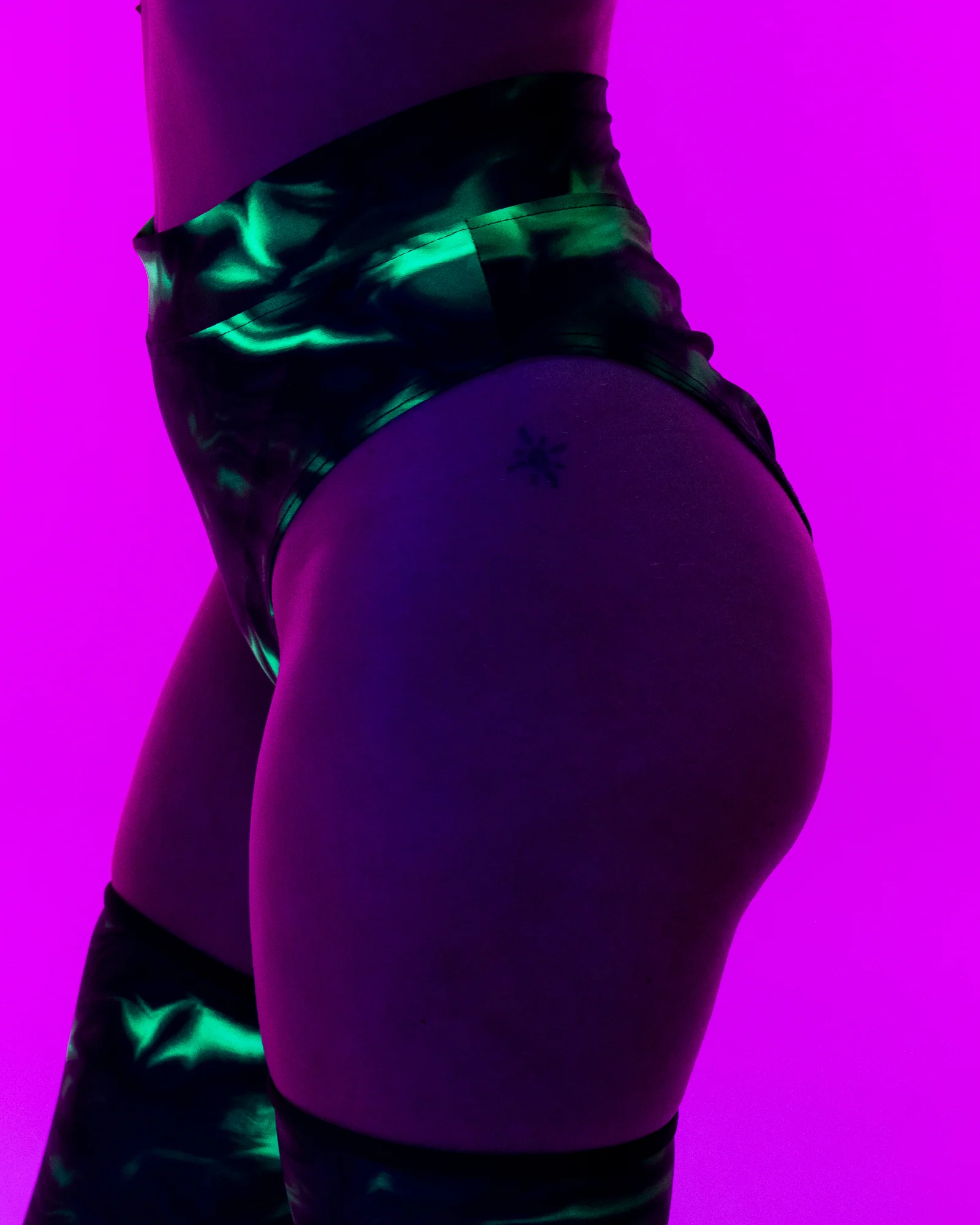 Hypno Haze Women's Scrunch Cheeky Shorts - Image 6
